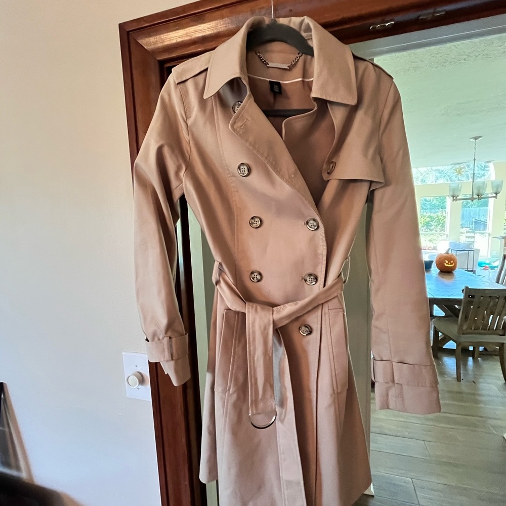White hose black market classic mid length trench coat size medium